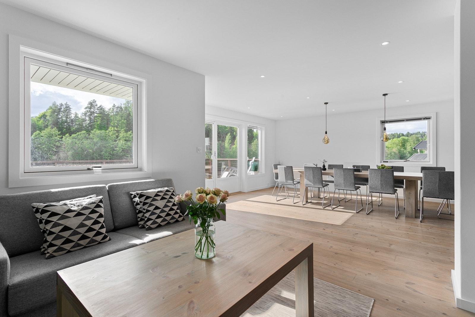 Plass til spisebord og sofagruppe Galleribilde