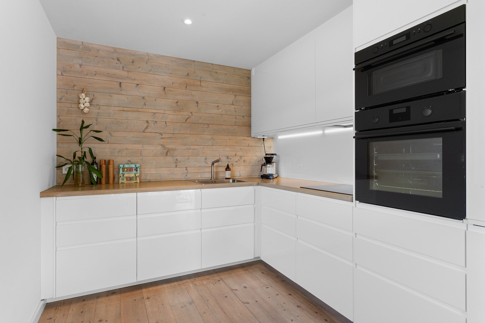 Integrert stekeovn, platetopp, oppvaskmaskin, mikrobølgeovn og kjøleskap med fryser som medfølger eiendommen Galleribilde