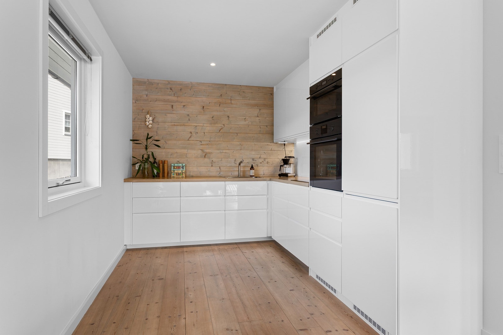 Pent kjøkken med IKEA innredning fra 2018. Innredning med glatte fronter. Benkeplate av tre med nedfelt oppvaskkum. Galleribilde