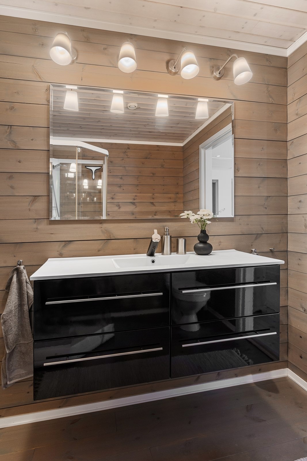 Innredet med vegghengt servantinnredning med skuffer. Speil med overlys over servant. Galleribilde