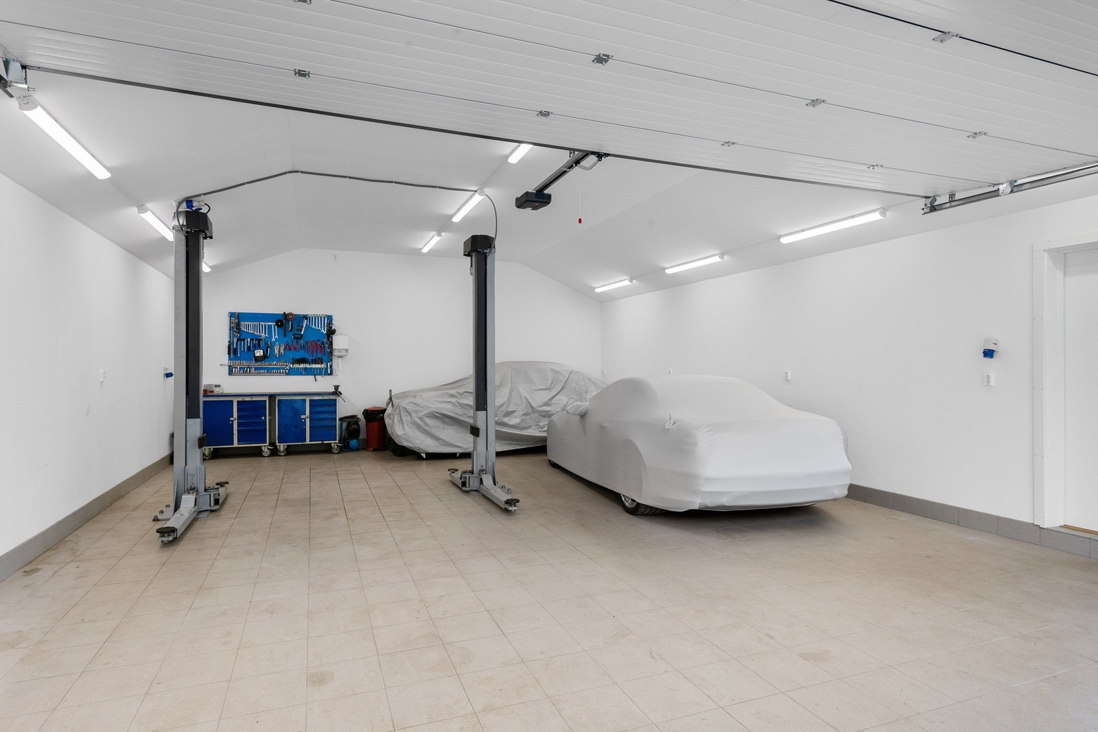 Parkering i stor dobbelgarasje på 64 kvm Galleribilde