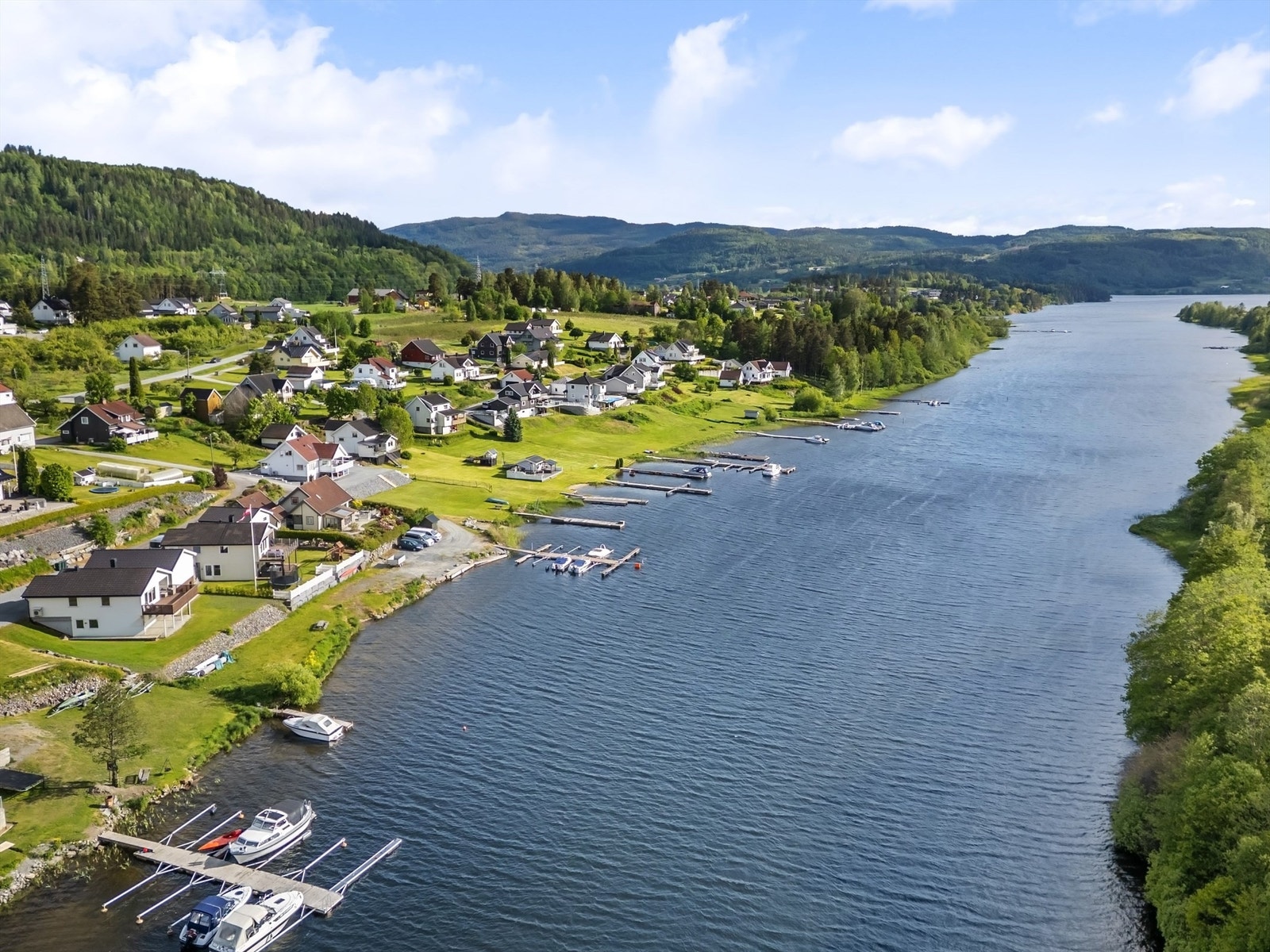 Flott beliggenhet langs elva Galleribilde