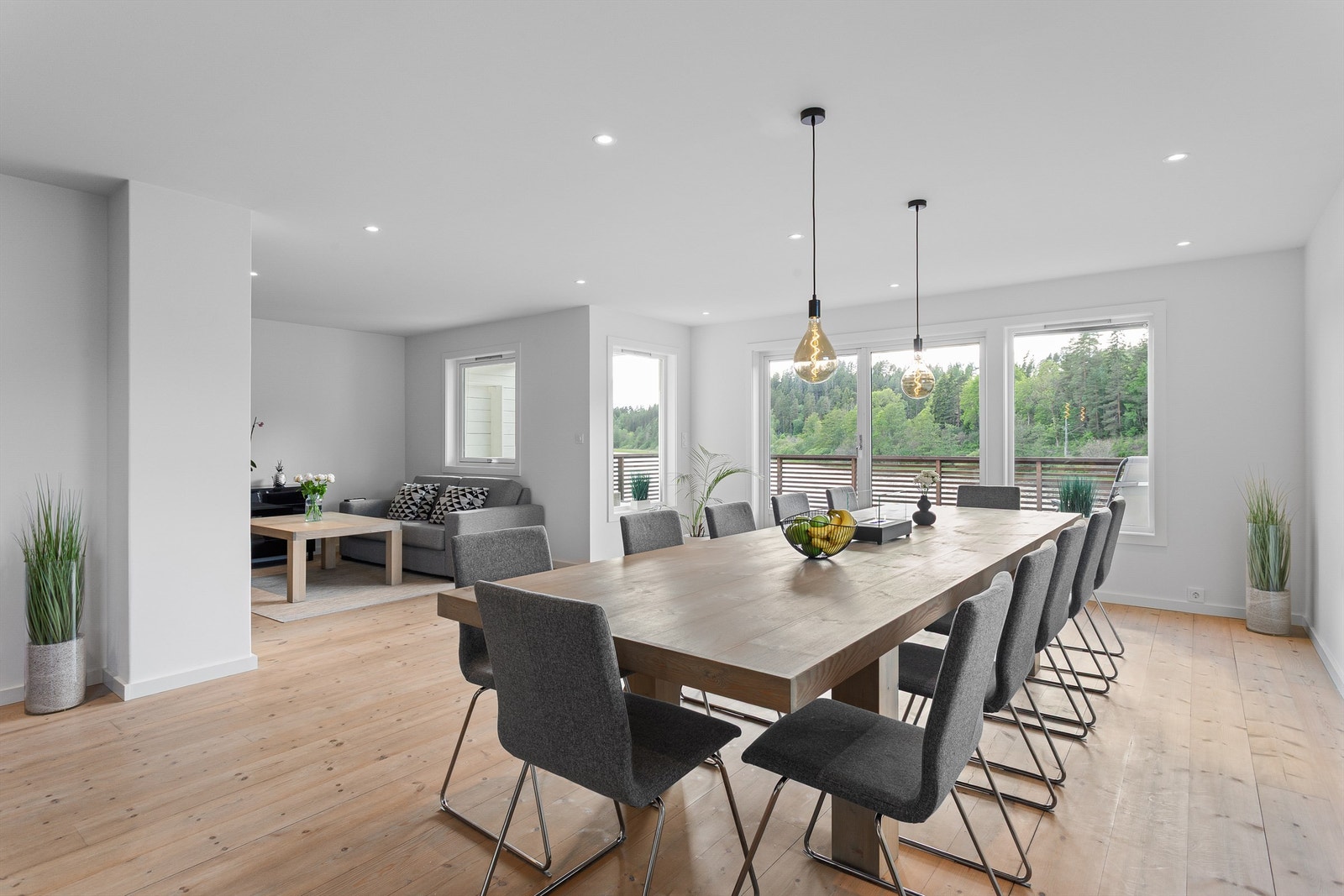 Fin og lys stue med heltregulv og downlights i himlingen. Foto: Ole Thorgeir Solheim Thoresen Galleribilde