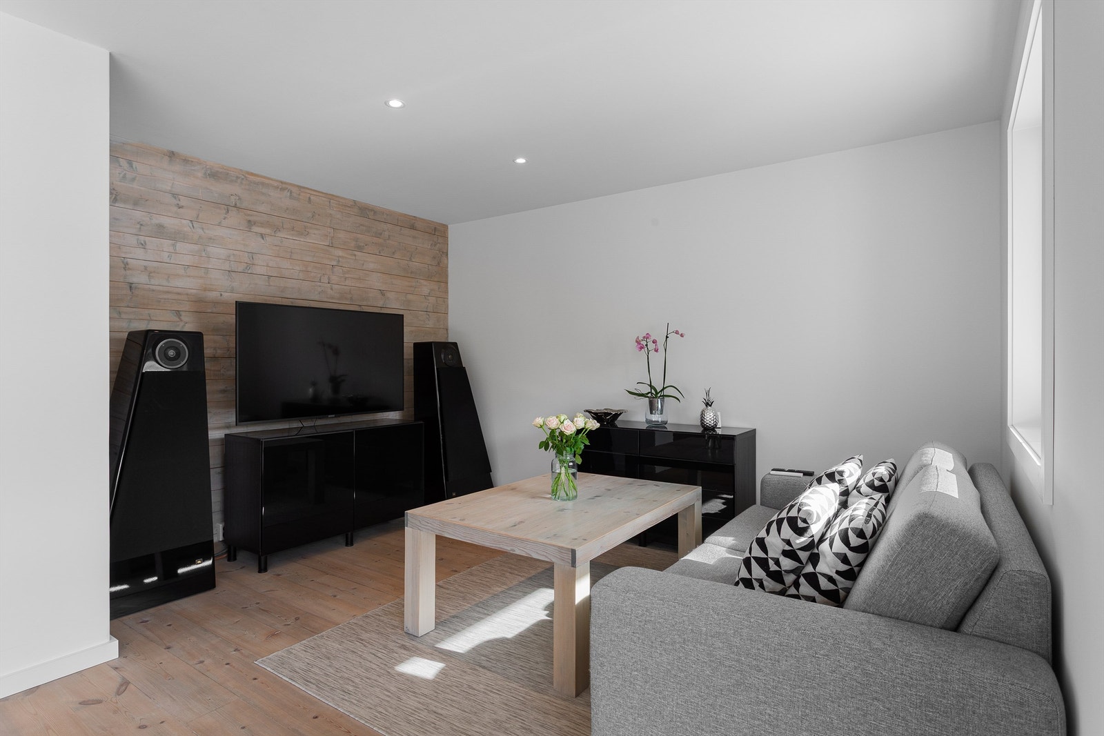 Eier har fjernet en lettvegg mellom stue og tv-stue. TV-stue var opprinnelig et soverom. Galleribilde