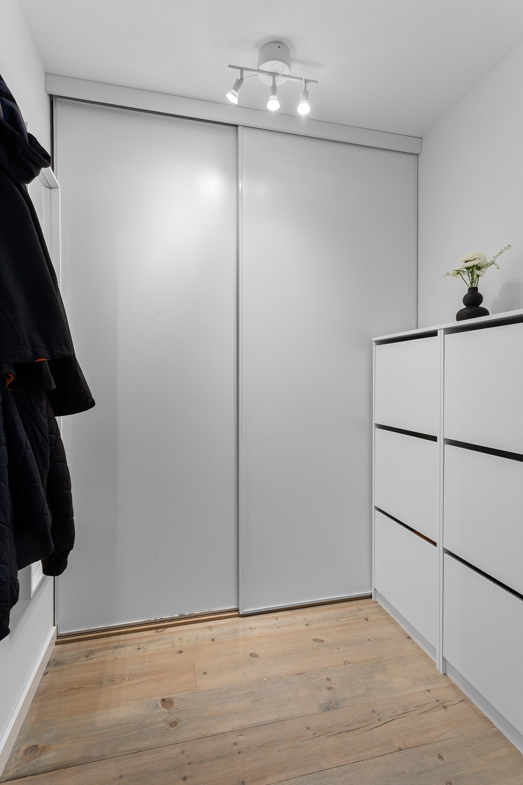 Garderoberom med adkomst fra entré. Innredet med skyvedørsgarderobe for praktisk oppbevaring. Galleribilde