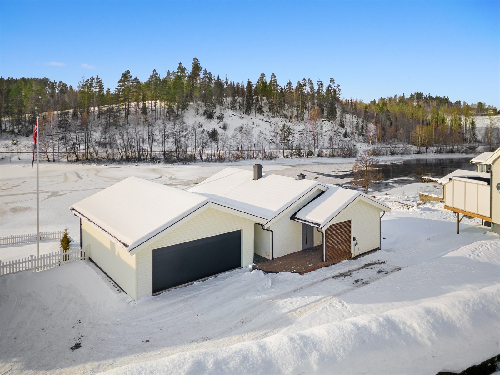 Parkering i stor dobbelgarasje på 64 kvm. Romslig lagringsrom under garasjen. Galleribilde
