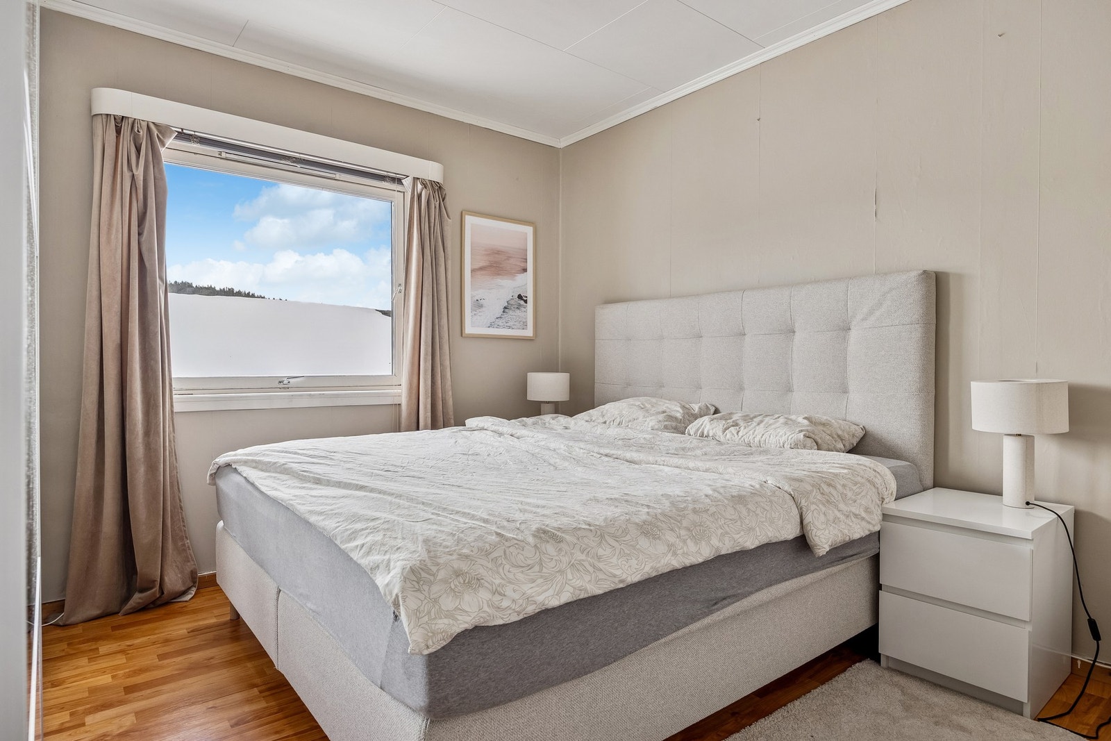 Soverom nr. 1 på 11,5 kvm. (Rommet har nylig blitt malet) Galleribilde