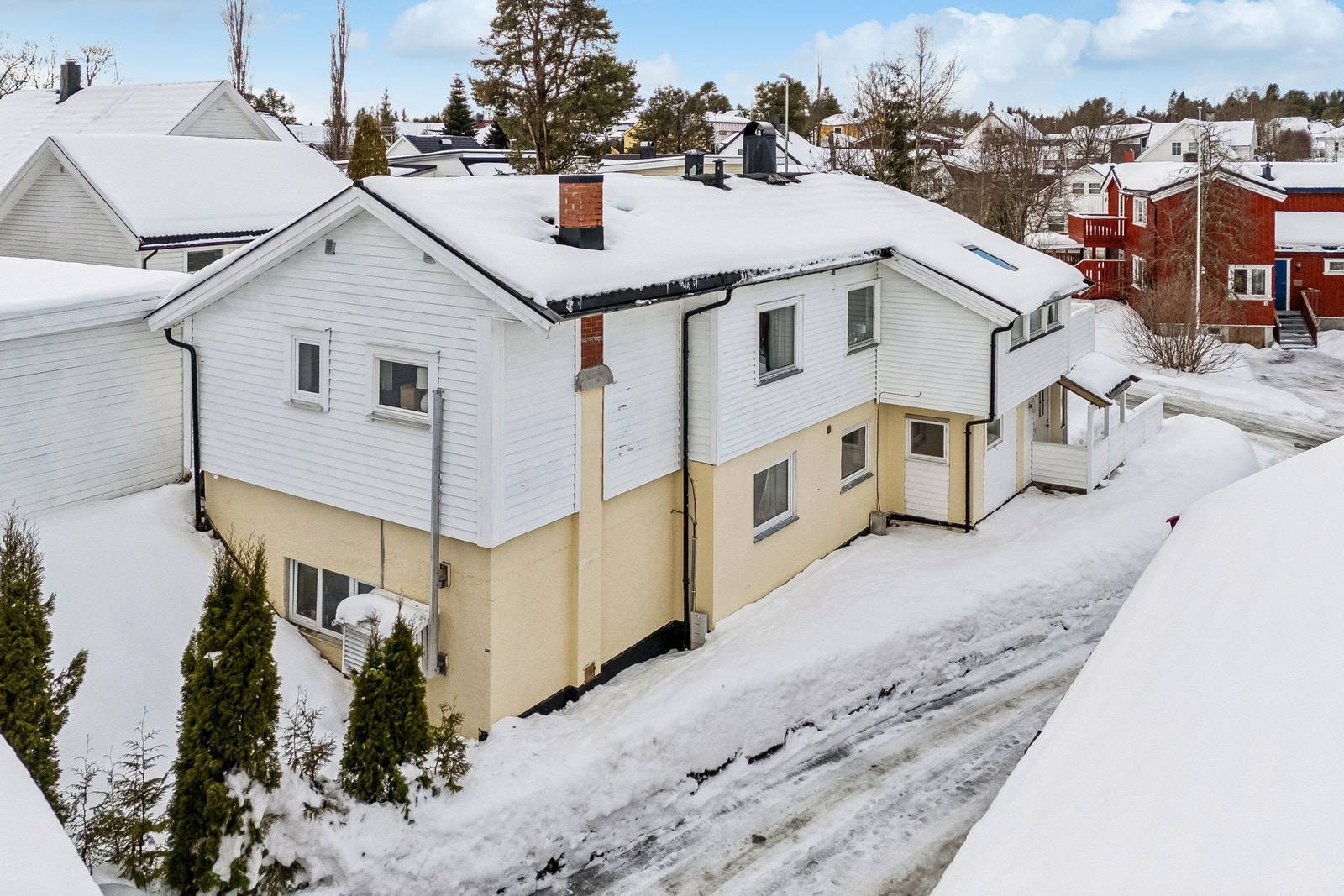 Huset er fordelt over to etasjer og inneholder blant annet to kjøkken, fem soverom og tre bad. Planløsningen gir stor fleksibilitet, og underetasjen har en godkjent utleiedel med egen inngang og fasiliteter. Galleribilde