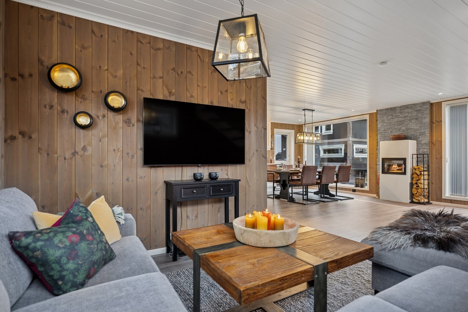 Flere innredningssoner gir fleksibilitet og mulighet for flere sosiale soner. Her kan både familie og venner samles til hyggelige stunder - enten dere ønsker å slappe av foran peisen, ha spillkveld i loftstuen eller kose seg i tv-kroken. Galleribilde