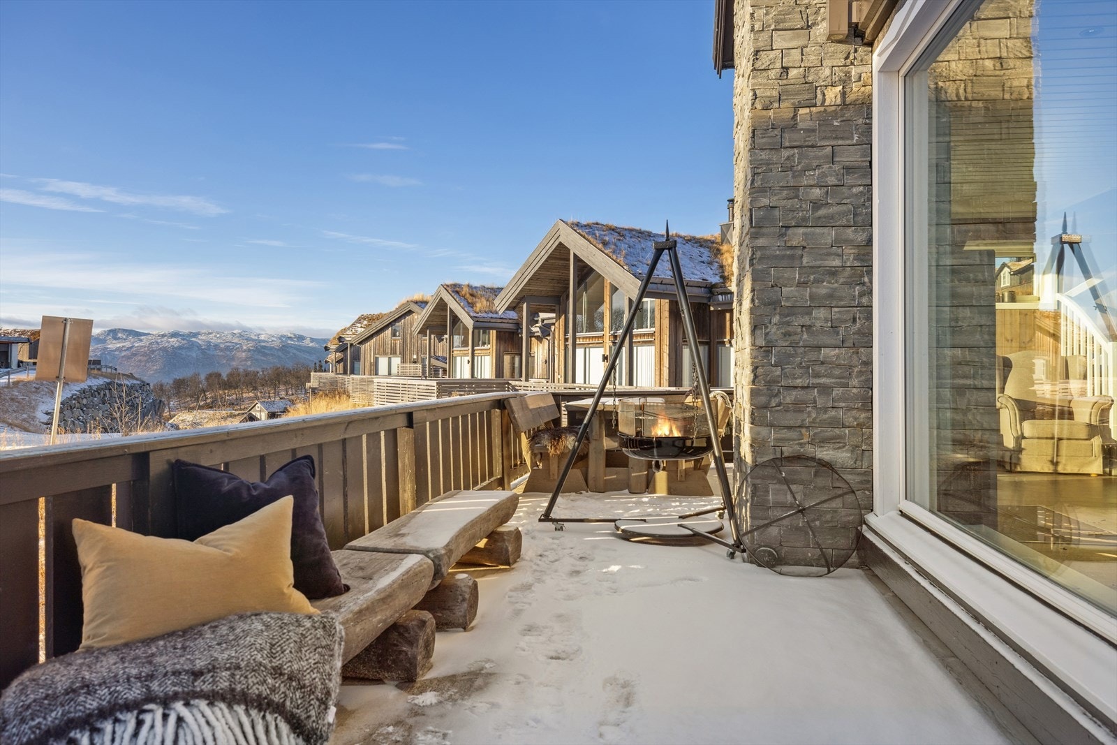 Moderne fjellhytte med flott beliggenhet og utsikt mot fjellene Galleribilde