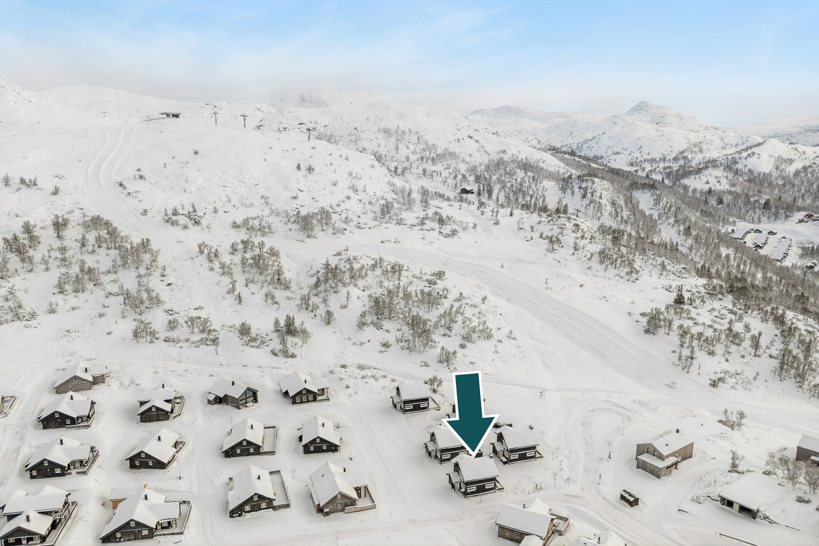 Hytta ligger flott til med direkte tilgang til vakre Silkedalen og med ski rett ut i alpinbakken. Galleribilde