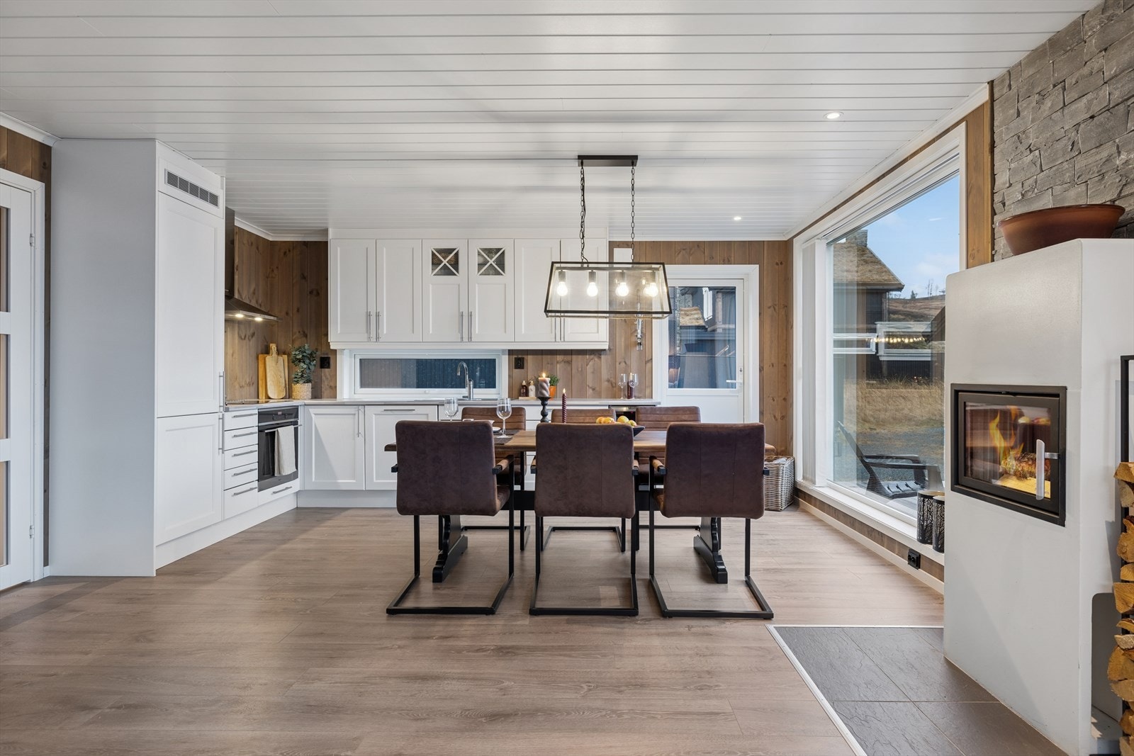 Fra kjøkkenet er det direkte utgang til verandaen - perfekt for å nyte måltider ute eller ta morgenkaffen i frisk fjelluft. Galleribilde