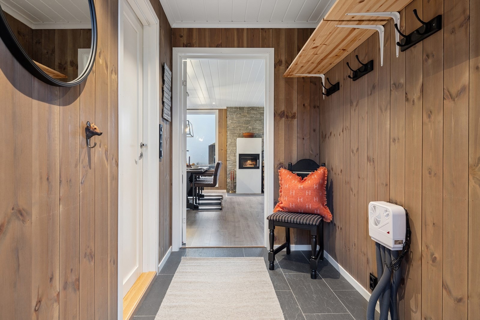 Flislagt entré med varme i gulvet. Galleribilde