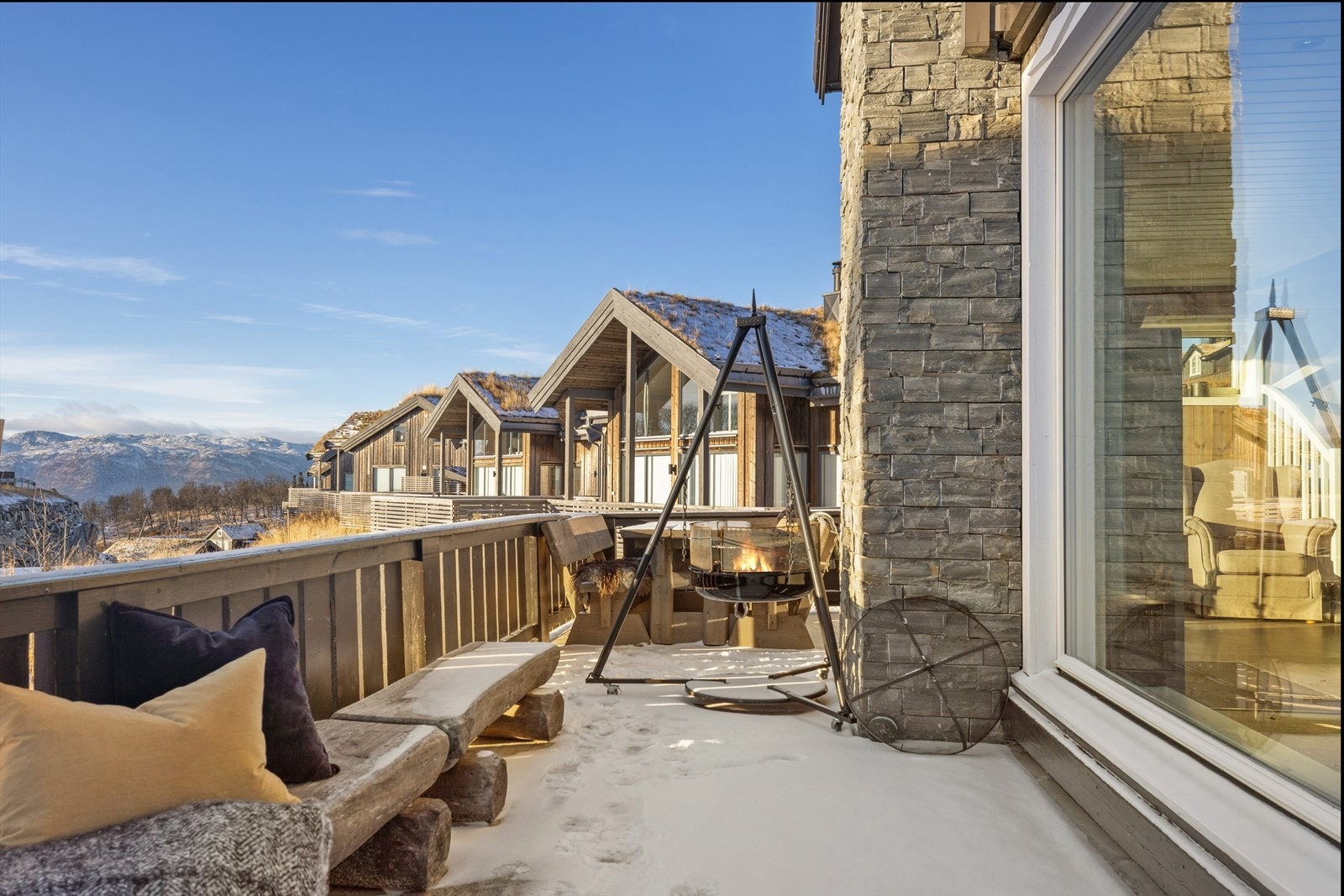 Flere fine uteplasser som kan nytes hele året. Hytta ligger sydvestvendt og har svært gode solforhold - her kan du nyte solen fra morgen til kveld, enten du vil slappe av på terrassen eller samle venner og familie til hyggelige måltider ute. Galleribilde