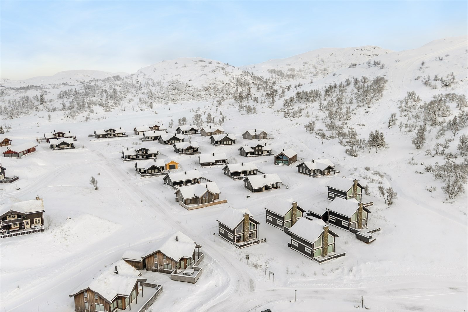 Perfekt beliggenhet i privat omrpde , hvor veien kun er tillatt for kjøring til eiendommene. Galleribilde