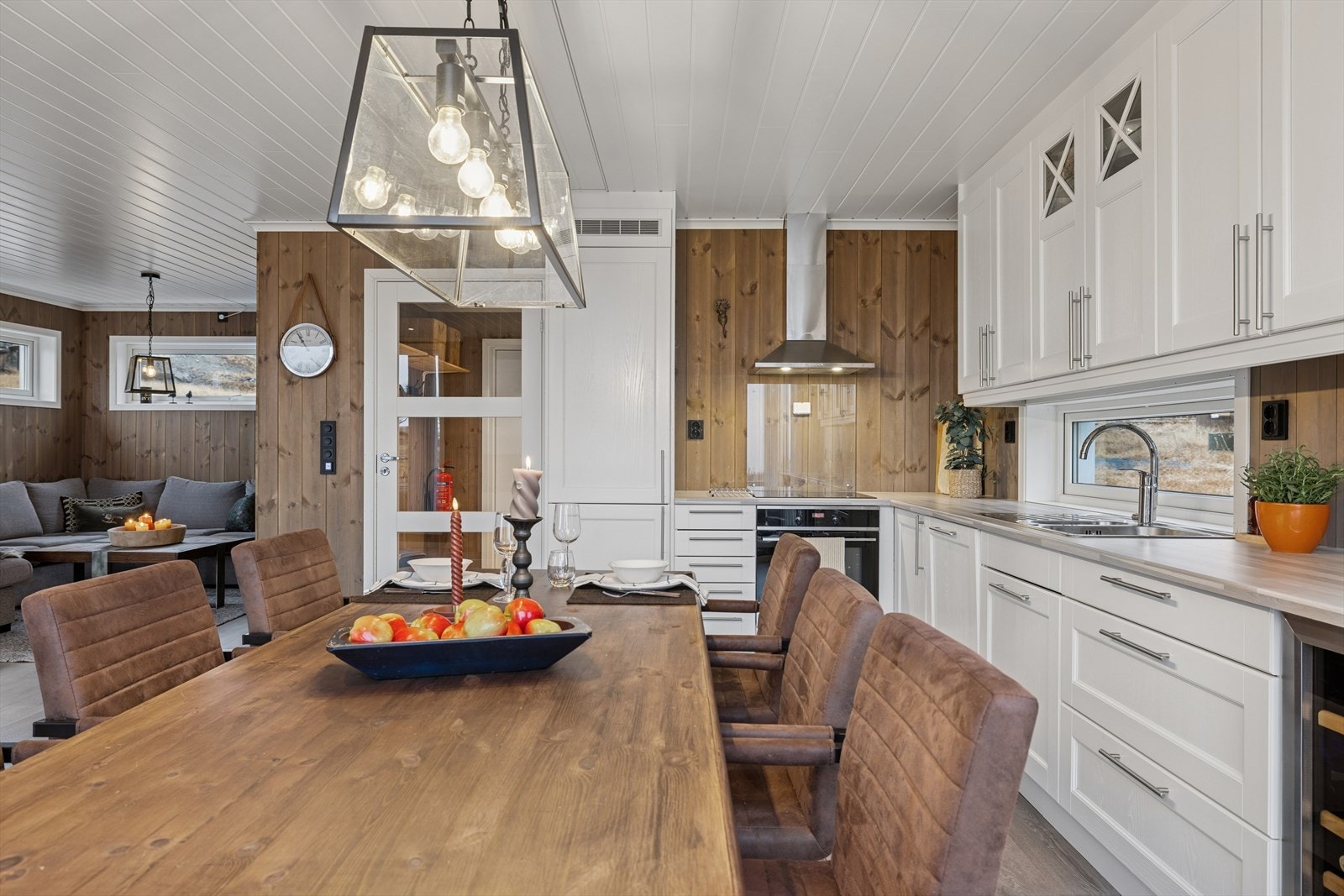 Moderne kjøkken i åpen løsning - perfekt for matlaging og hyggelig samvær. Kjøkkenet har godt med skap- og benkeplass, og er godt utstyrt med integrerte hvitevarer. Her ligger alt til rette for både hverdag og fest! Galleribilde