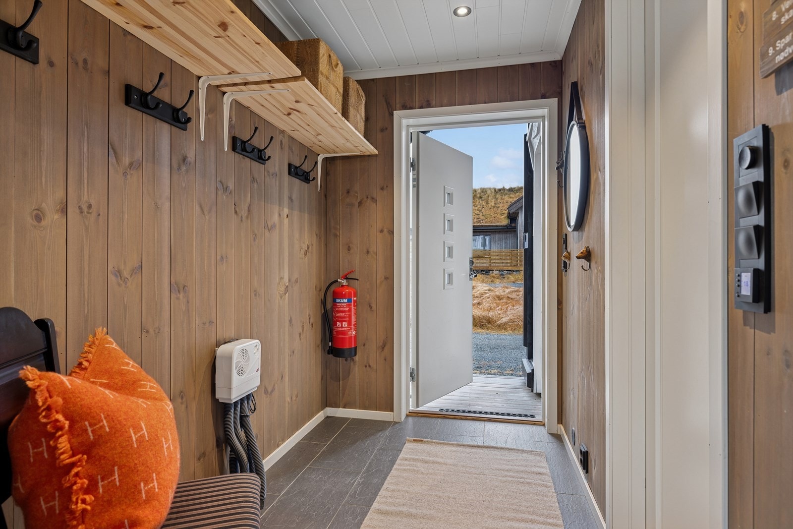 Velkomme inn! Praktisk og romslig inngang med god plass til utstyr Galleribilde