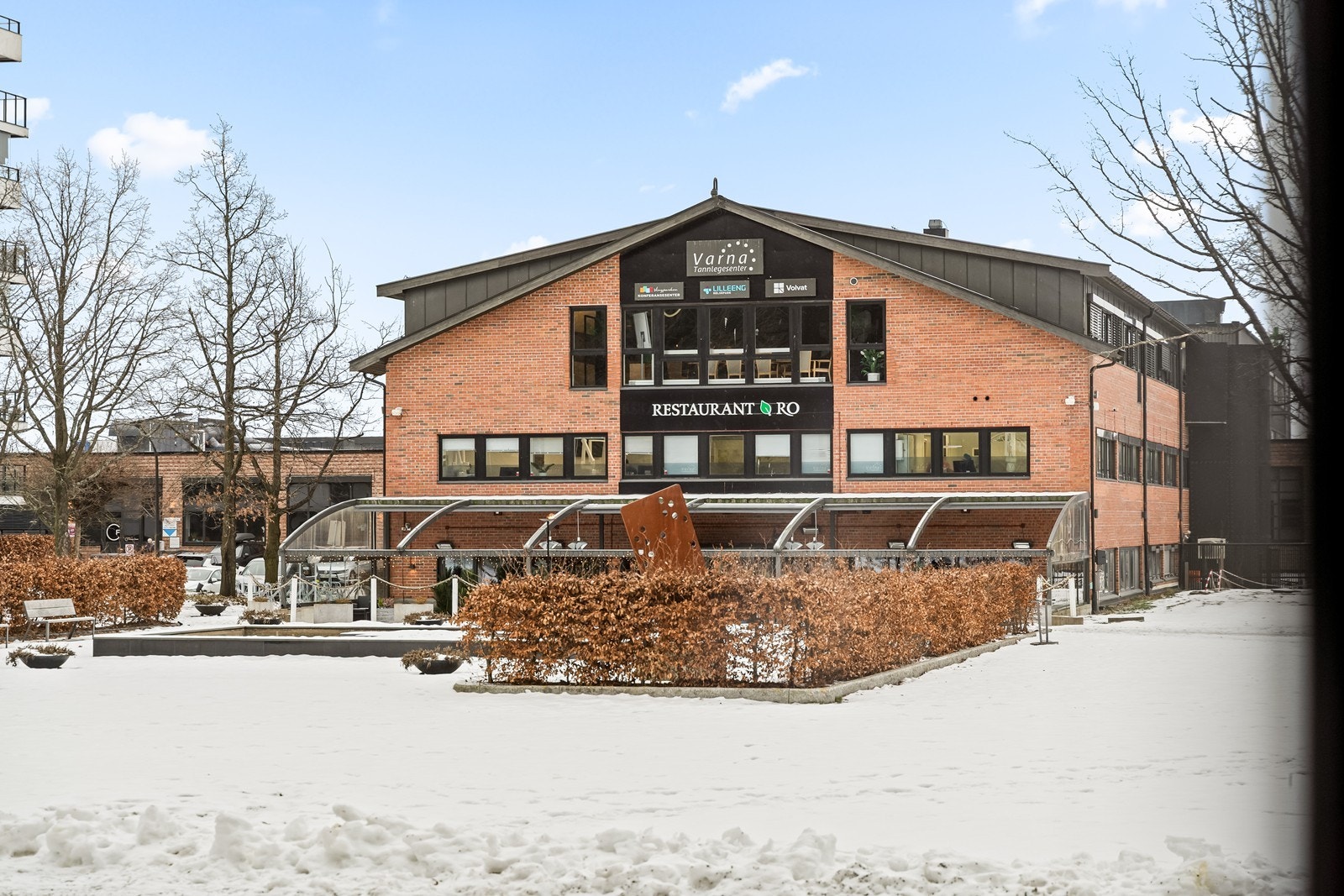 I nærområdet finnes servicetilbud som restaurant og andre fasiliteter. Galleribilde