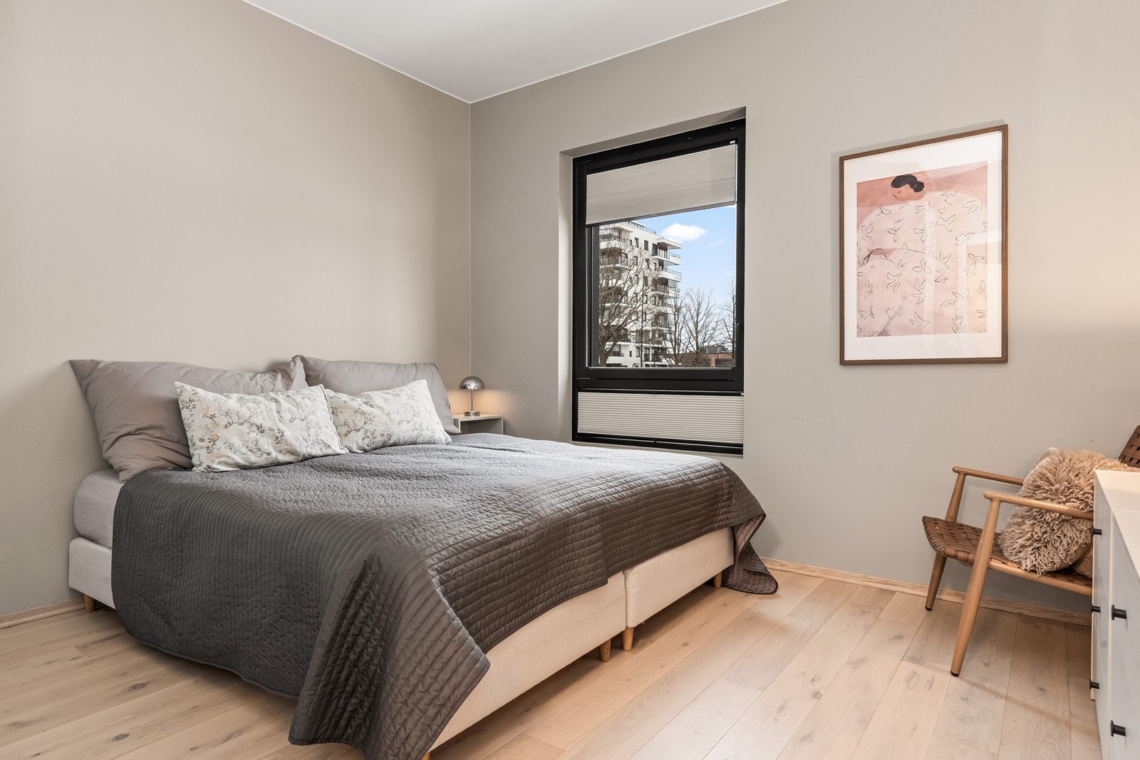 Hovedsoverommet er av god størrelse med plass til dobbeltseng og garderobeløsning. Galleribilde