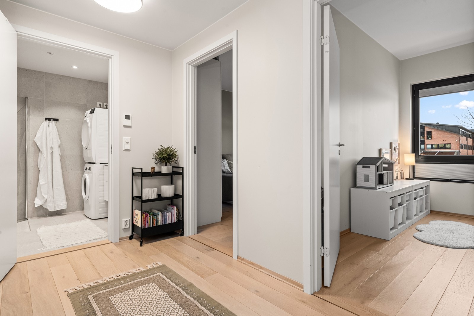 Fra gangen er det adkomst til leilighetens bad og soverom. Galleribilde