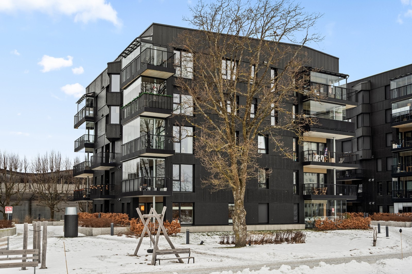 Eiendommen er pent opparbeidet med interne veier og lekeapparater. Galleribilde