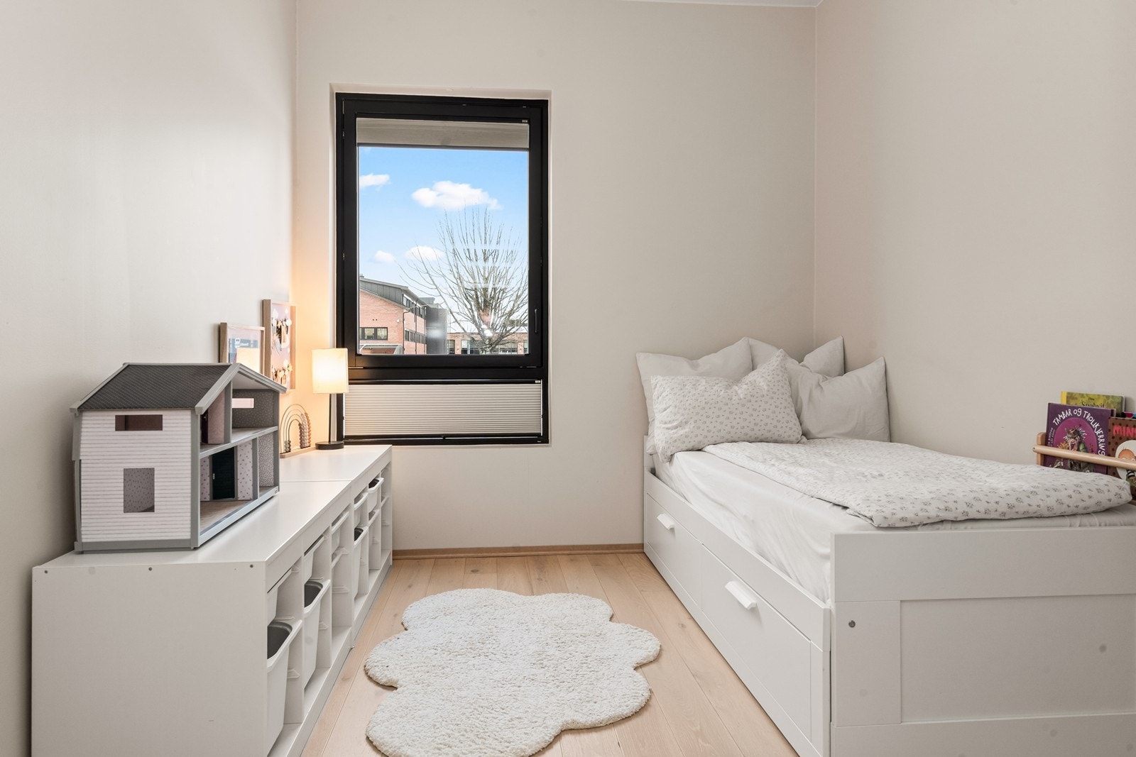 Det andre soverommet egner seg godt som barnerom, gjesterom eller kontor. Galleribilde