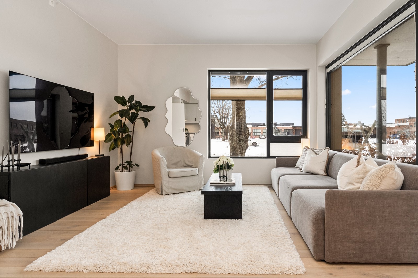 Stuen har store vindusflater som gir gode lysforhold og en luftig atmosfære. Det er plissegardiner på alle innvendige vinduer og utvendig screens. Galleribilde