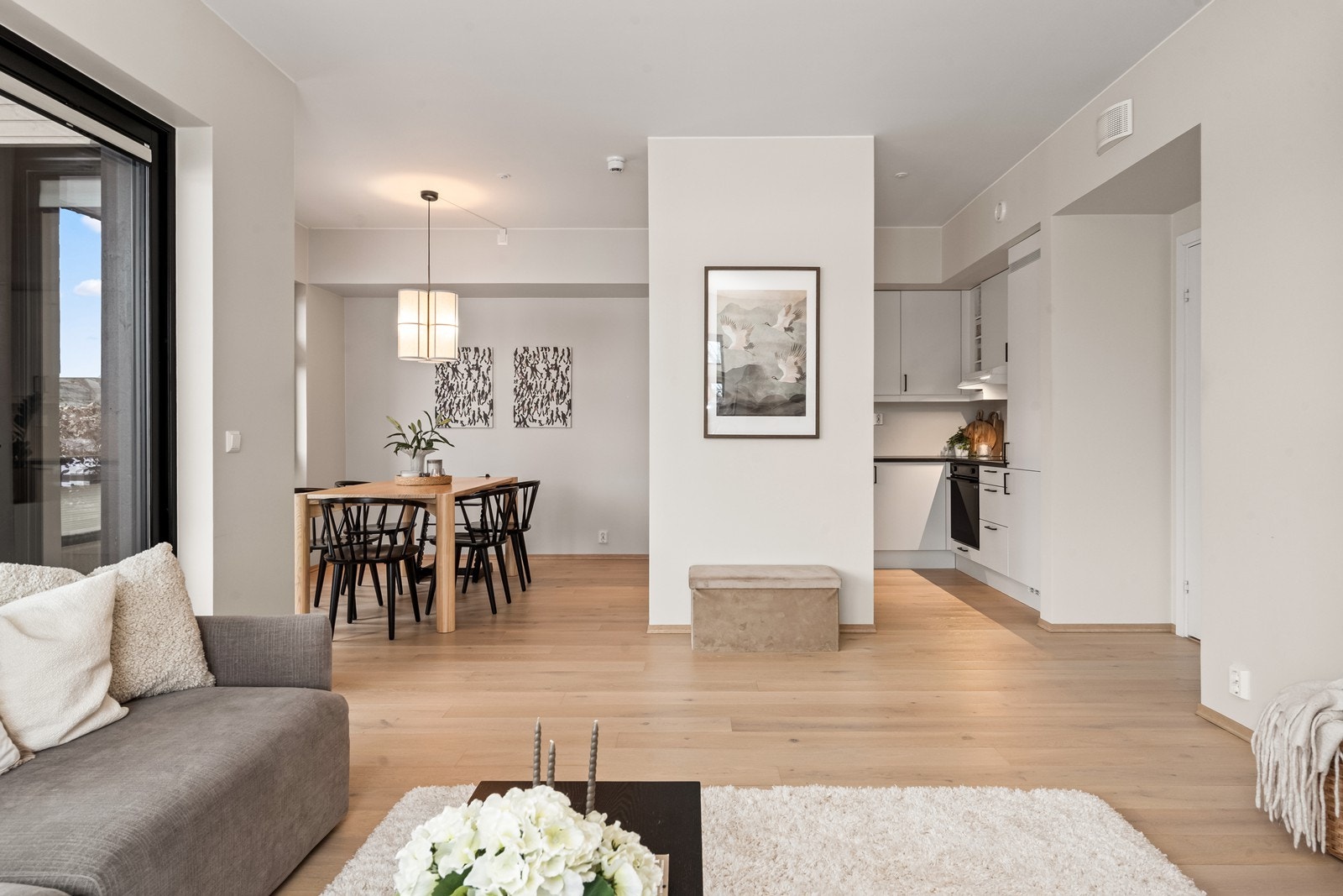 God og innholdsrik planløsning beliggende i 1.etasje. Galleribilde