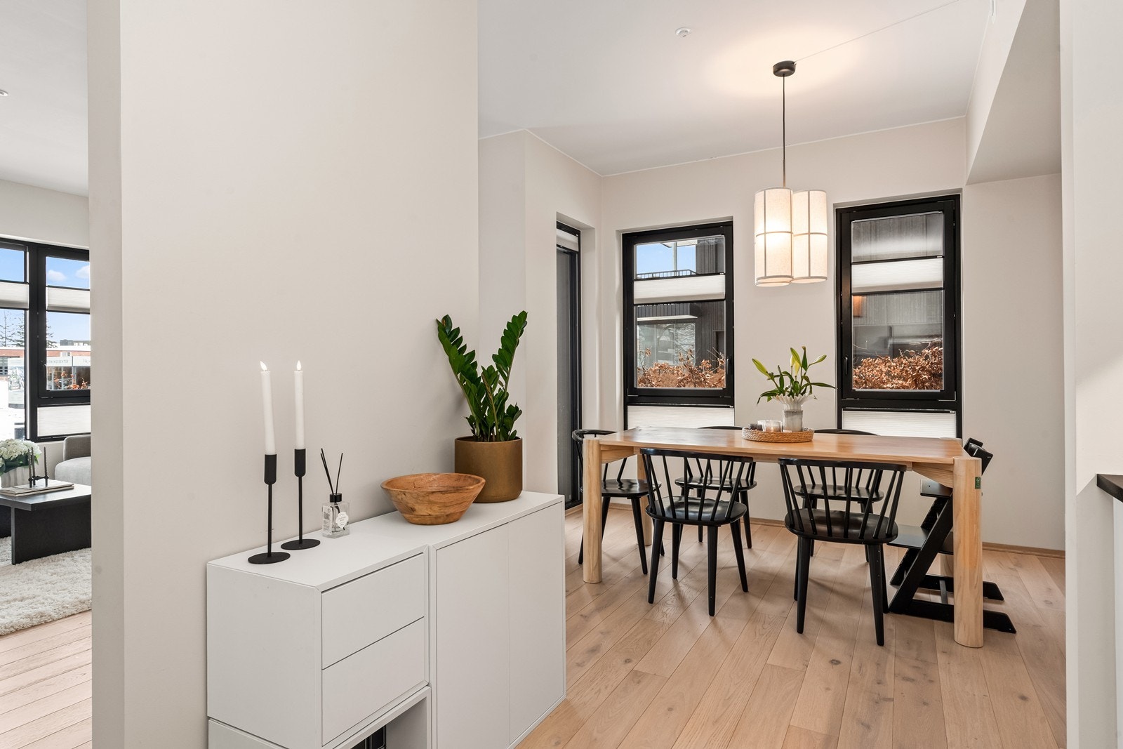 Spisestuen er en naturlig samlingsplass med god plass til et stort spisebord. Galleribilde