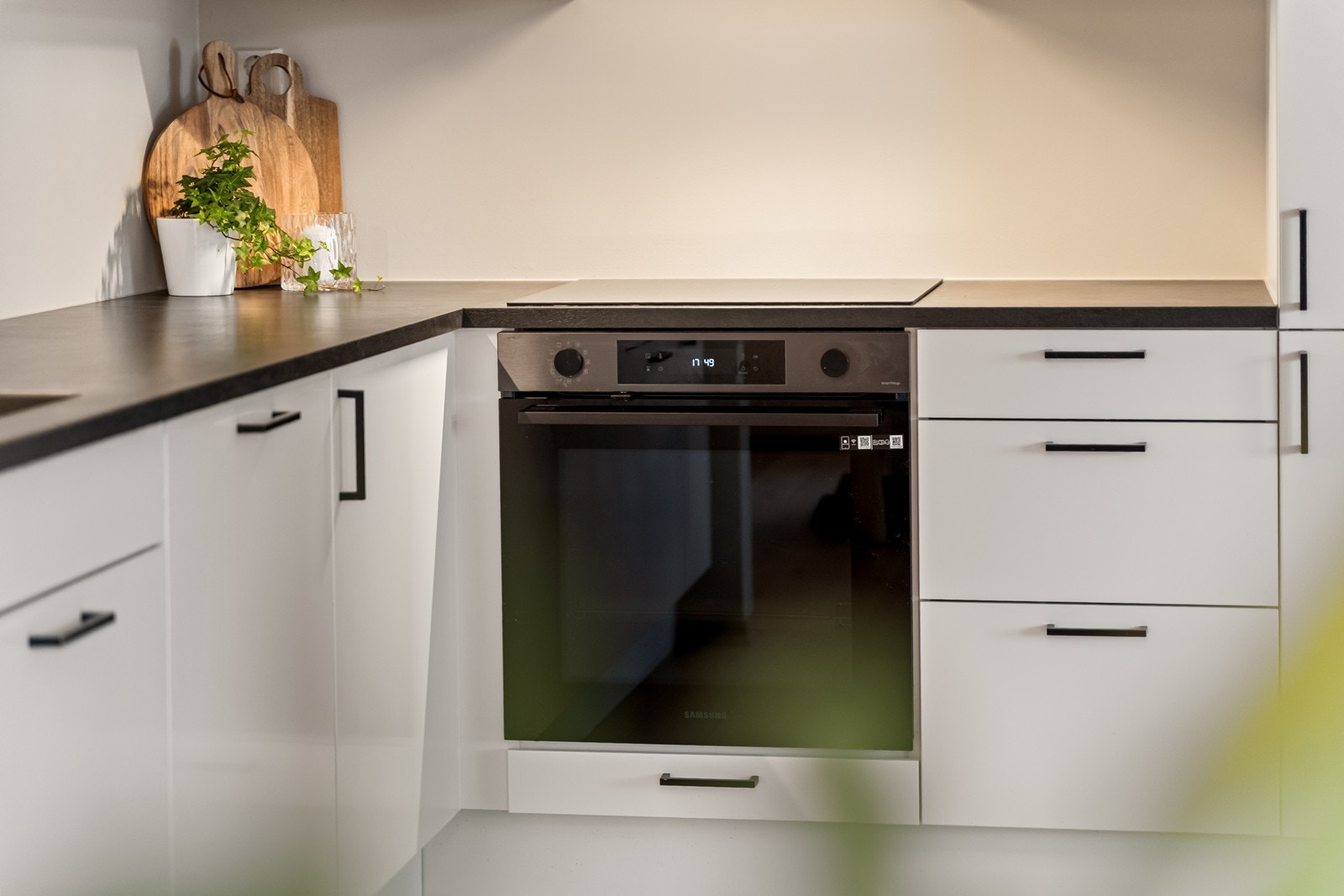 Mørk benkeplate i laminat gir en fin kontrast til den hvite innredningen. Galleribilde