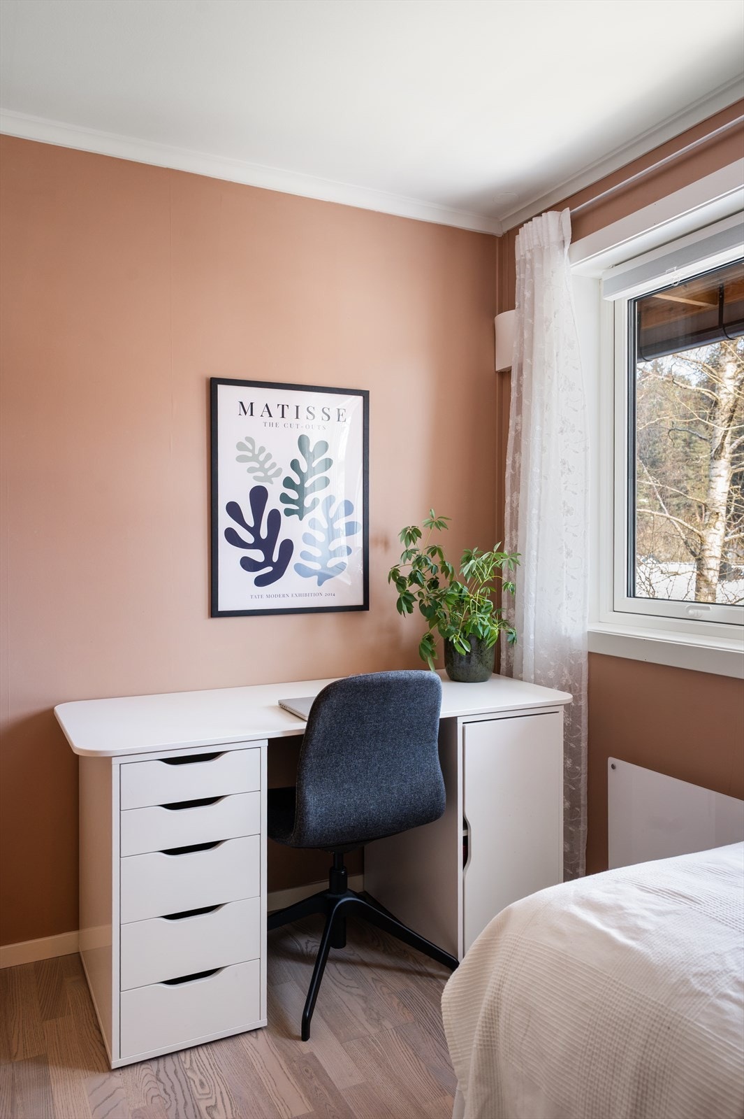 Det er god plass til stor seng, nattbord og annet ønskelig møblement. Galleribilde