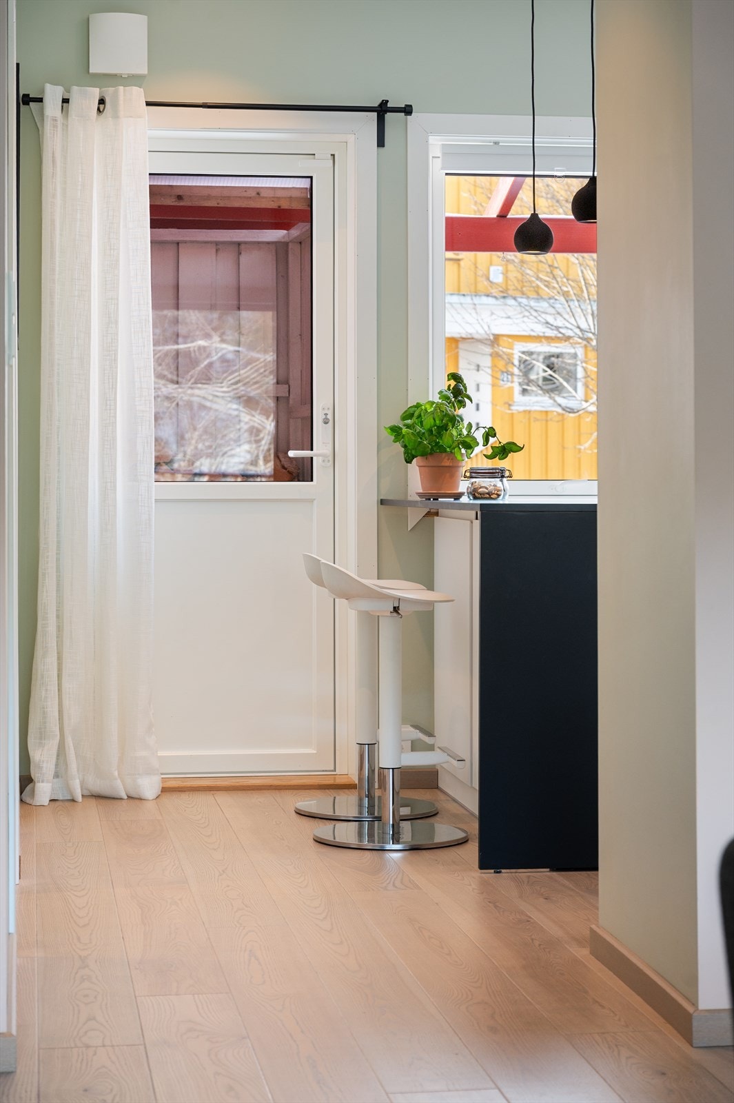 Utgang fra kjøkkenet gir enkel tilgang til terrassen. Galleribilde