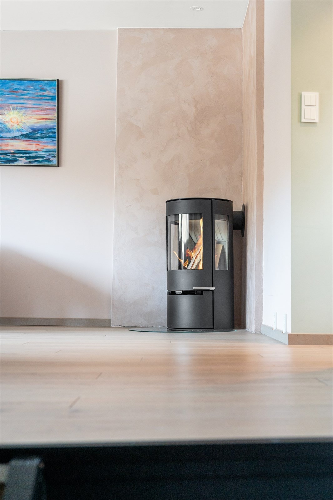 Peisovn med glassdør skaper både varme og en lun, hyggelig stemning i rommet. I tillegg er stuen
utstyrt med varmepumpe. Galleribilde