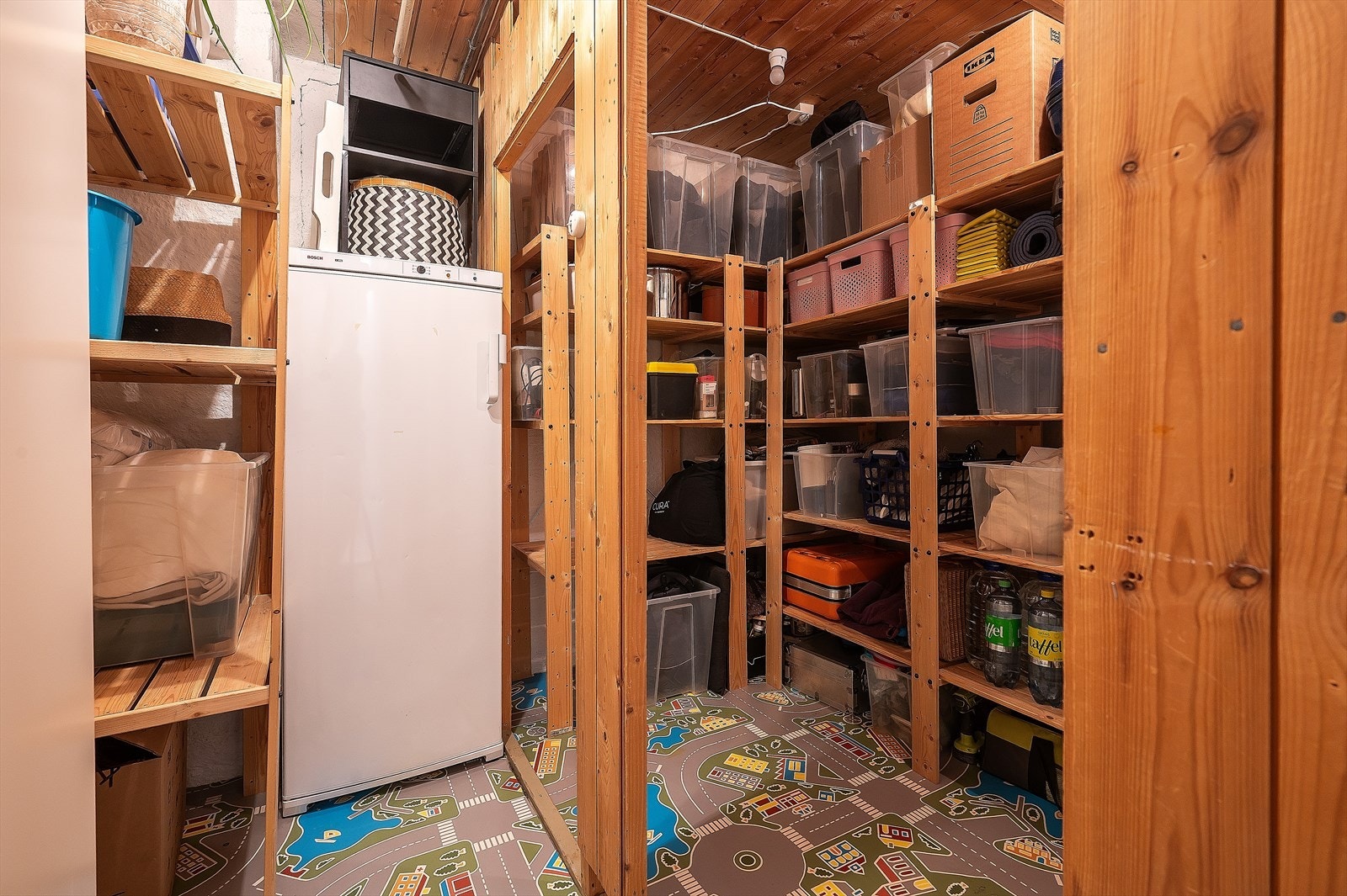 Praktisk bod med trehyller gir god og lett tilgjengelig lagringsplass. Galleribilde