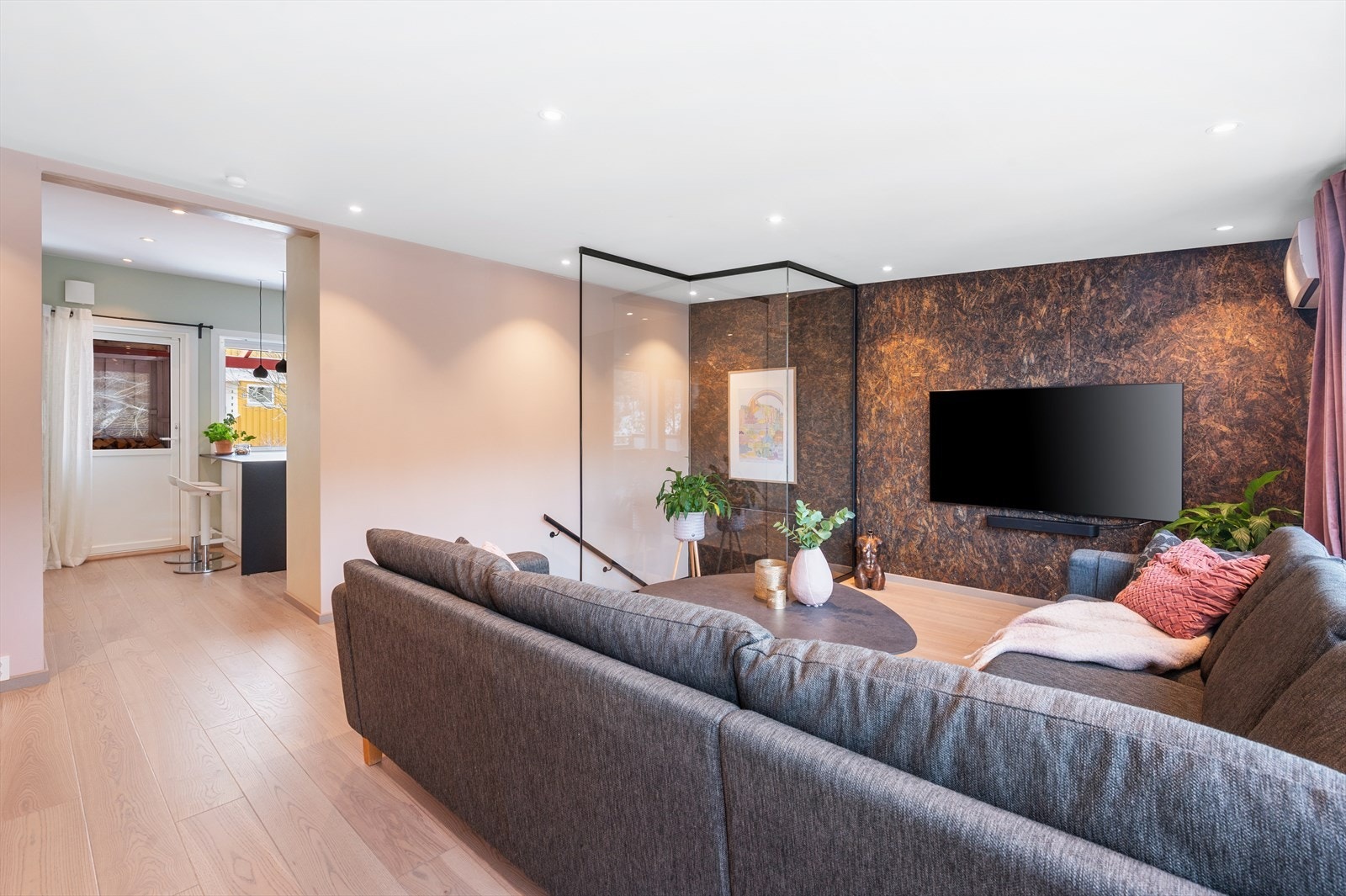 Direkte forbindelse til kjøkkenet gir en praktisk løsning for måltider. Galleribilde