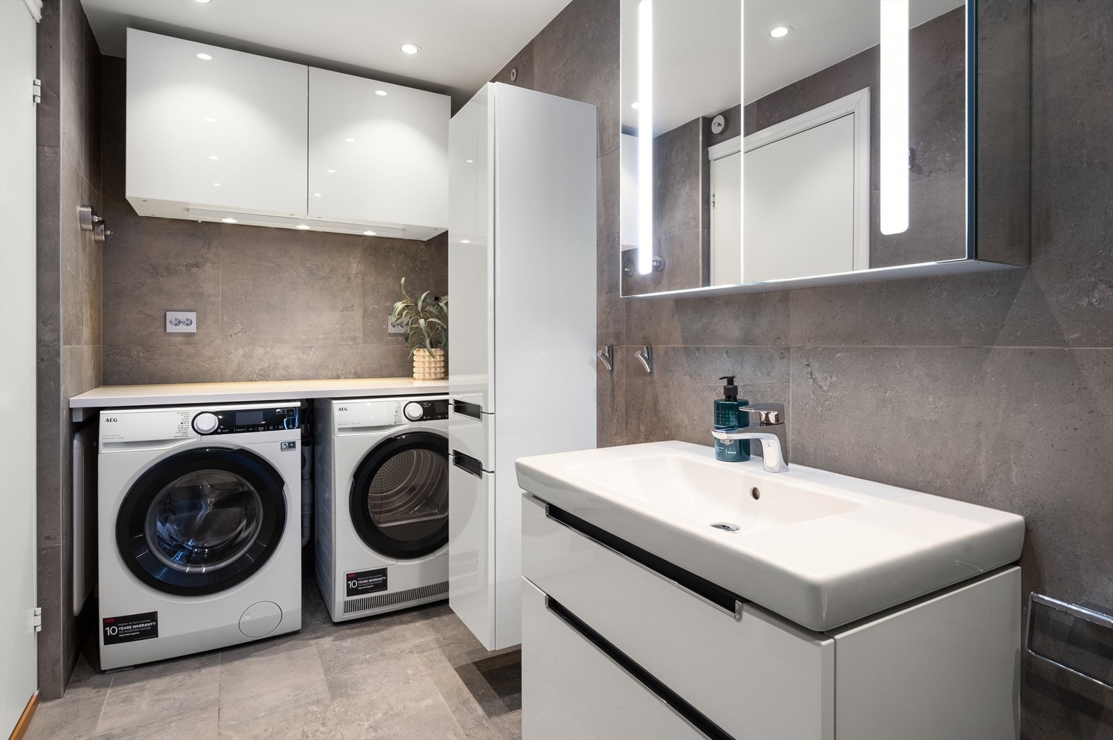 Bad 2 har opplegg for vaskemaskin og plass til tørketrommel under benkeplaten. Det er også gode oppbevaringsmuligheter i overskap og et praktisk veggskap. Galleribilde