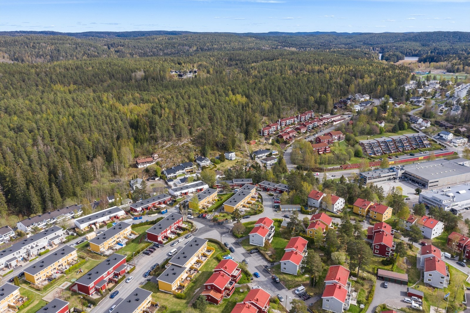 Her bor du med kort vei til Østmarka og alt du trenger i det daglige, som gjør hverdagen både enkel og praktisk. Området byr på et rolig og trivelig bomiljø, hvor man kan trekke seg tilbake og finne roen. Galleribilde