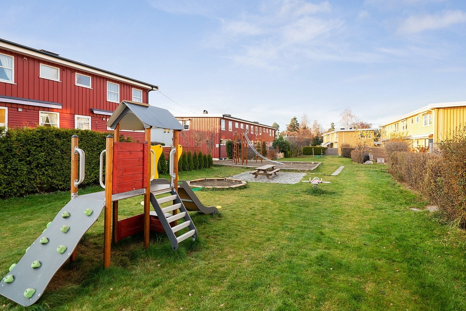 Felles lekeplass gir trygge lekeområder for barn i et grønt og barnevennlig miljø. Borettslaget har også en egen liten fotballbane som er til stor gleder for beboerne. Galleribilde