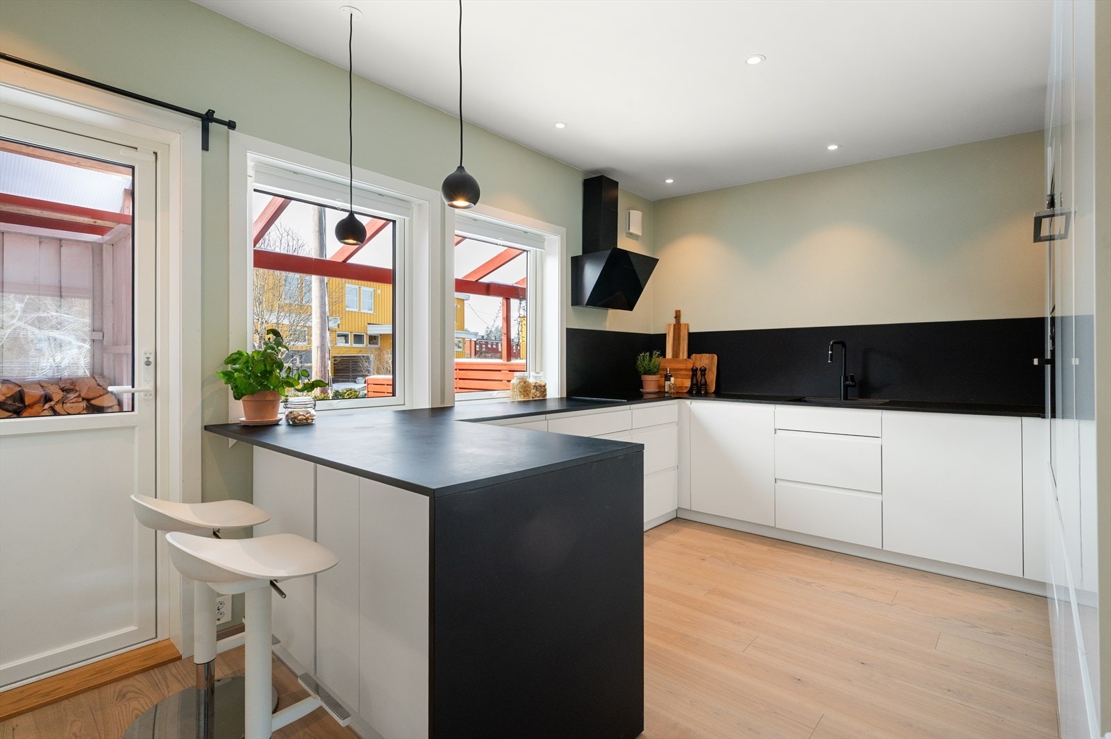 Kjøkkenet byr på svært god benkeplass, kombinert med rikelig og praktisk oppbevaringsplass i skuffer og skap. Galleribilde