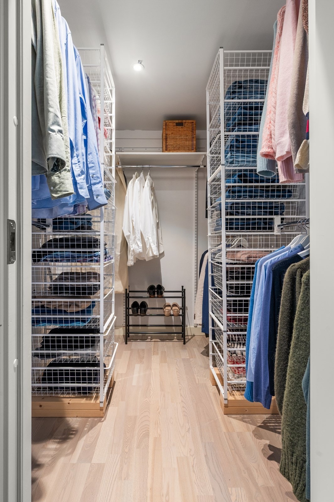 Det praktiske omkledningsrommet tilbyr rikelig med oppbevaringsplass for klær og tilbehør. Galleribilde