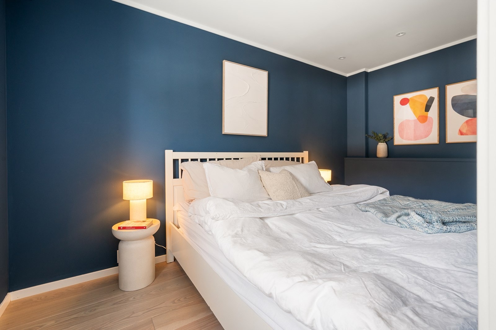 Kjellerstuen er i dag innredet med et soverom, hvor det er installert skyvedører på hver side av sengen for best mulig arealutnyttelse. Galleribilde