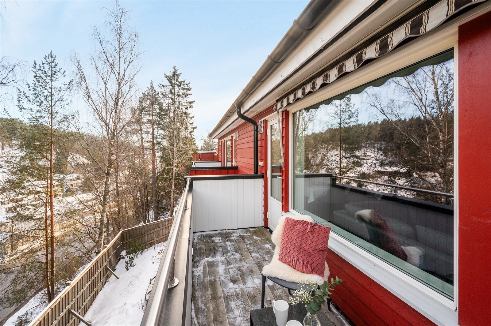 Balkongen fungerer som en naturlig forlengelse av stuen på varme sommerdager. Galleribilde