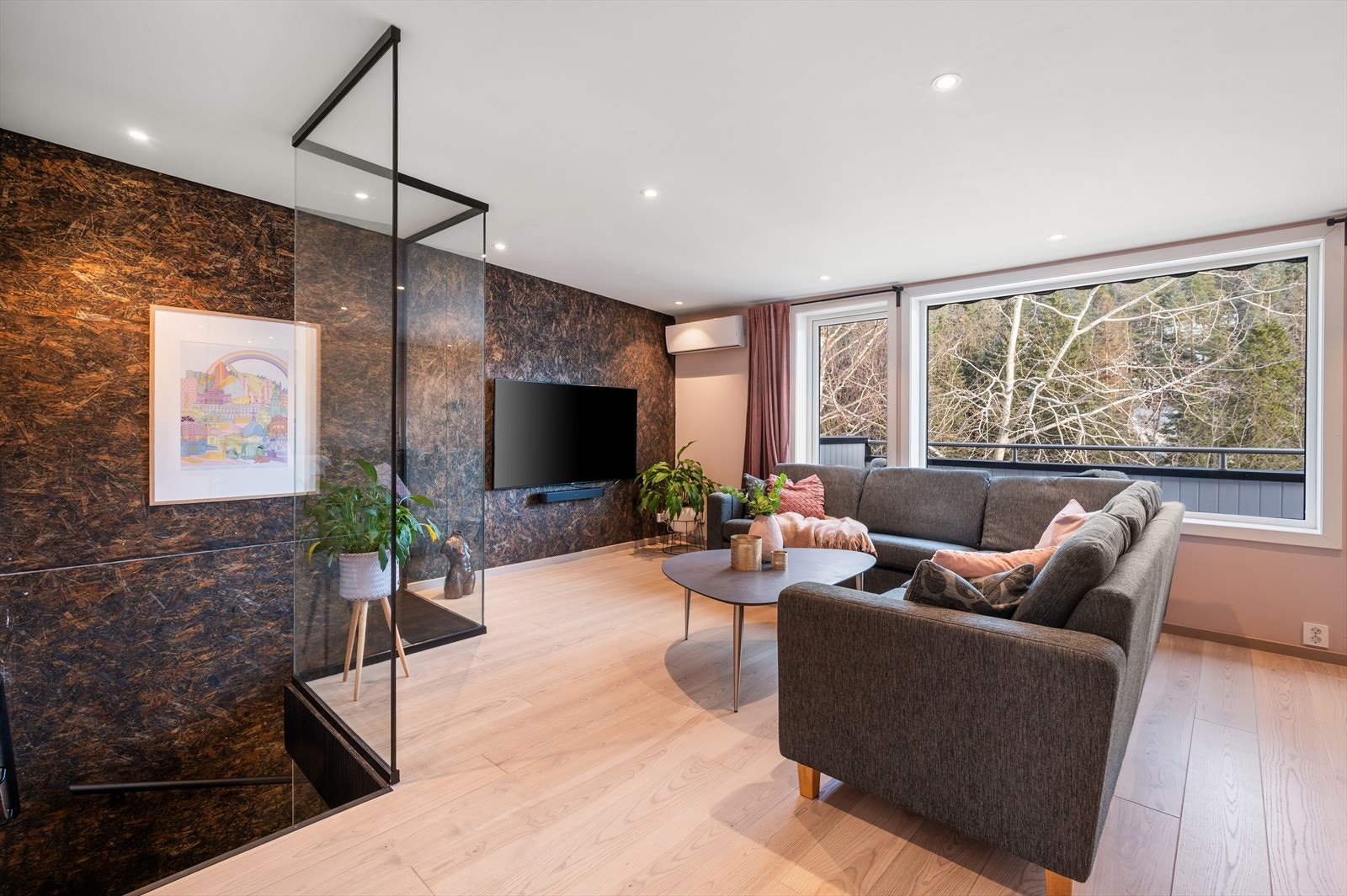 Tiltalende og svært familievennlig rekkehus over tre gode plan. Galleribilde