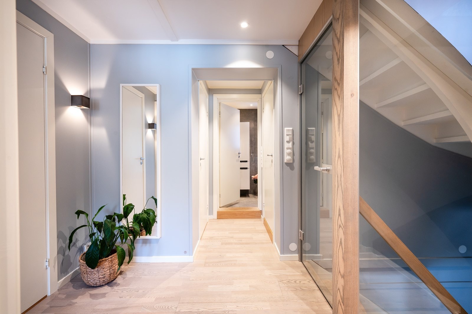 Boligen er malt i en harmonisk og smakfull fargepalett som gir et behagelig helhetsinntrykk. Galleribilde