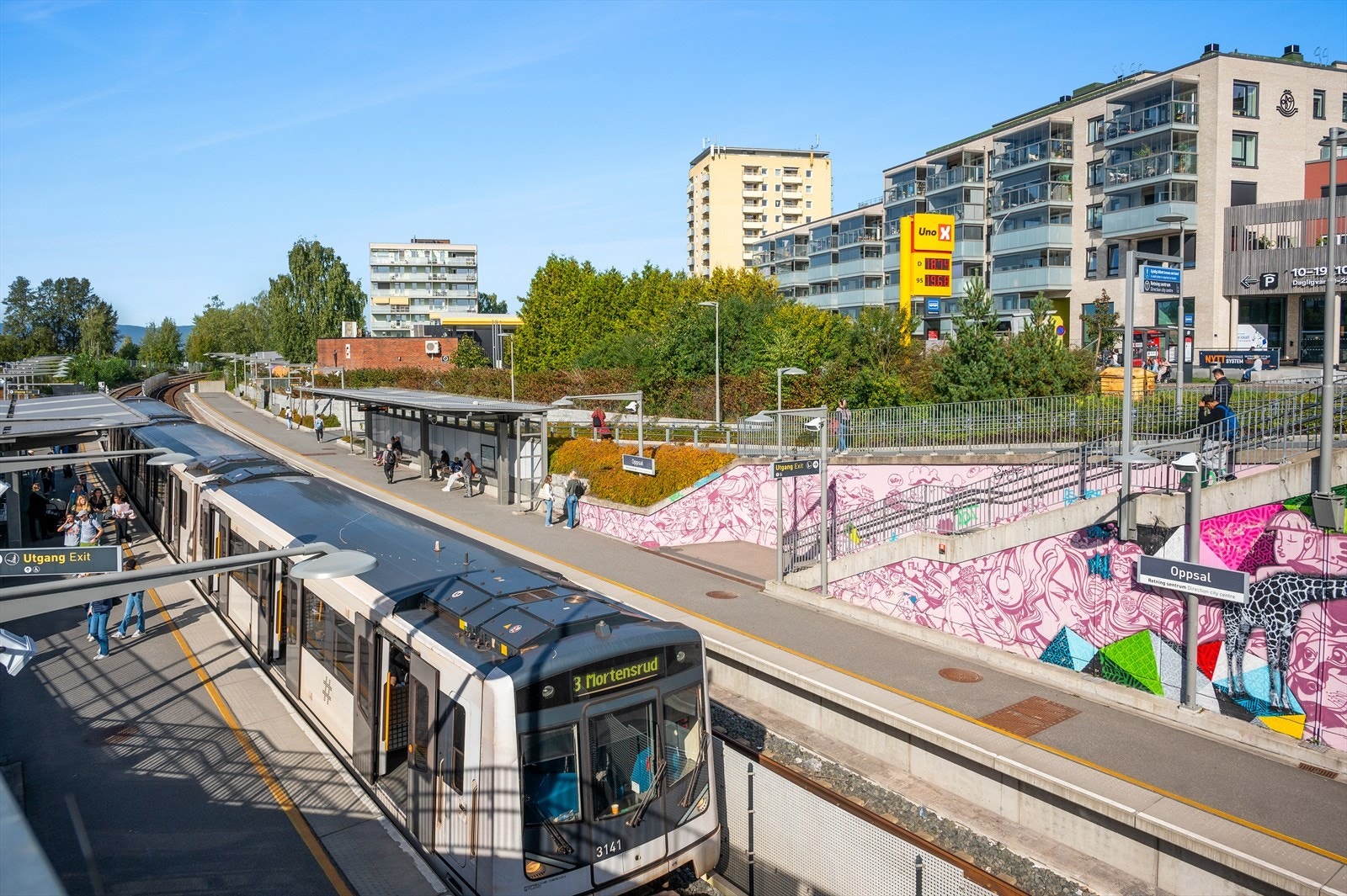 Ulsrud eller Oppsal T-banestasjon ligger ca 10 minutters gange fra leiligheten. Banen tar deg til Oslo Sentrum på under 20 min. Galleribilde
