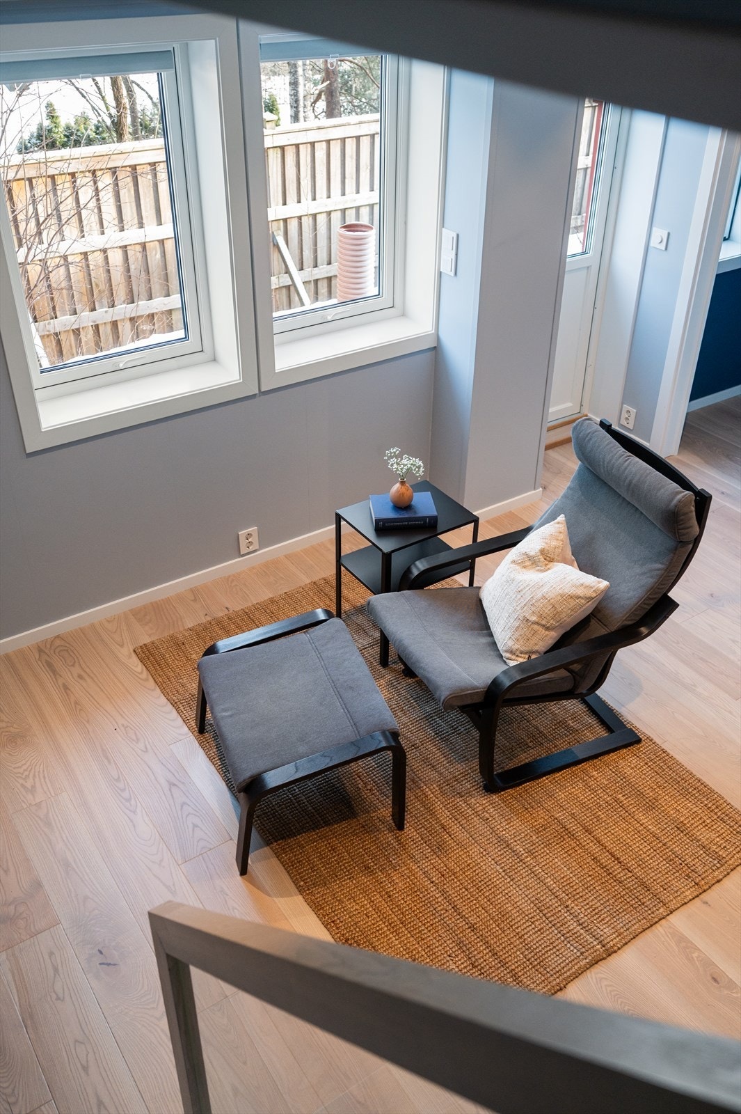 Nederste etasjen er innredet med en ekstra stue og et soverom. Galleribilde