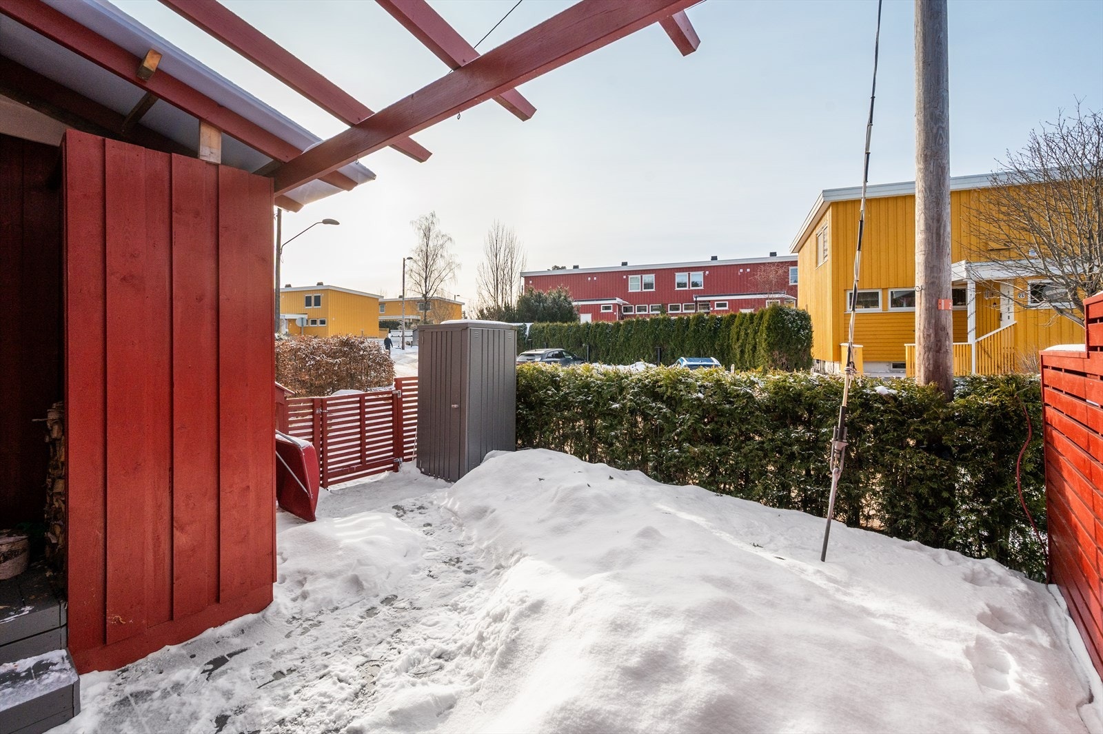 Hyggelig uteområde ved inngangssiden med en romslig terrasseplatting på ca. 25 m². Galleribilde