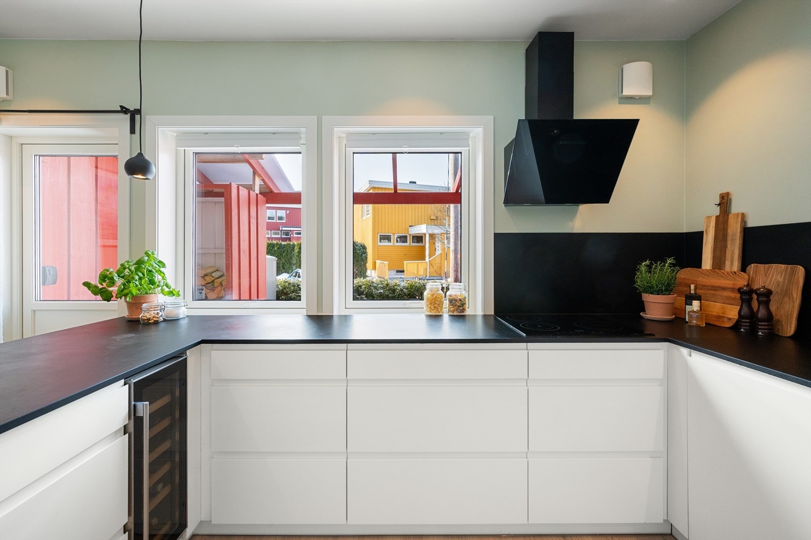 Innredningen har glatte, hvite fronter og benkeplate med nedfelt kum i plastkompositt. Galleribilde