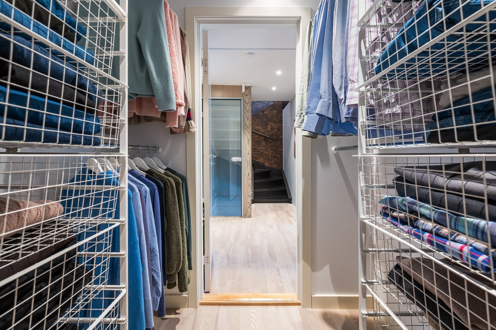 Det gjøres oppmerksom på at bruksendring fra klesbod til omkledningsrom ikke er byggemeldt eller godkjent hos kommunen. Se punktet "ferdigattest" i salgsoppgaven for mer informasjon. Galleribilde