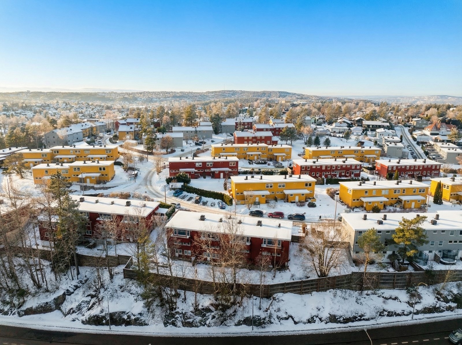 Et flott sted å vokse opp med kort vei til skoler og barnehager, samt flere nærbutikker og offentlig kommunikasjon. Boligen sokner til Oppsal skolekrets. Galleribilde